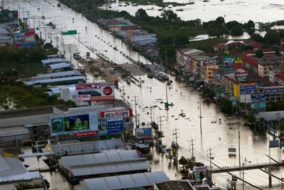 Vista aérea de los suburbios de la capital de Tailandia, donde centenares de fabricas y tiendas han tenido que cerrar por las inundaciones