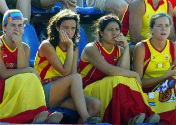Aficionadas españolas, decepcionadas en el partido de hockey ante China.