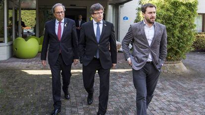De izquierda a derecha, el entonces presidente de la Generalitat, Quim Torra, con Carles Puigdemont y Toni Comín, en Waterloo (Bélgica) en 2018.