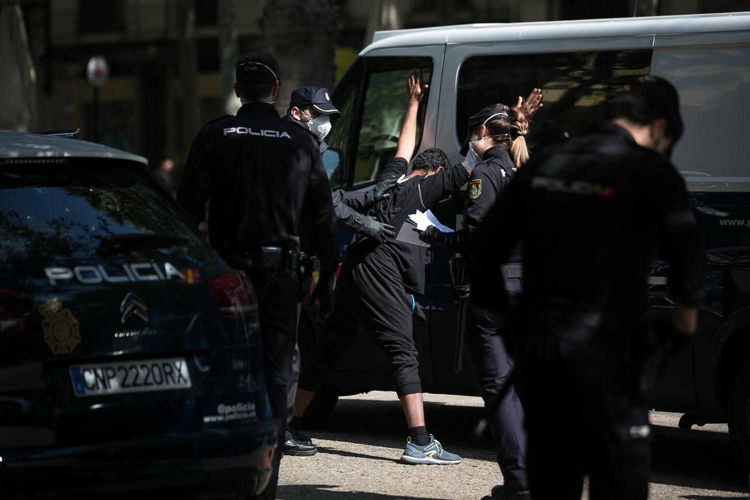 Los agentes registran a un ciudadano durante un dispositivo conjunto de Mossos, Policía Nacional y Guardia Urbana en Barcelona, el pasado 17 de abril.