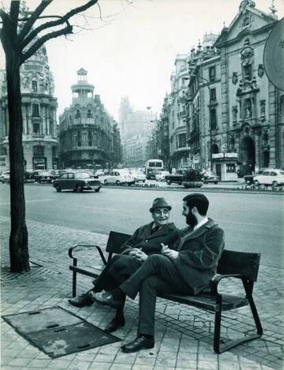 El escritor Francisco Ayala y el periodista Miguel Fernández-Braso, en un banco en la calle Alcalá, de Madrid, en 1970.