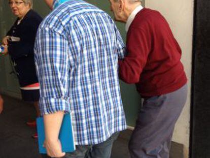 Un concejal del PP, con la acreditaci&oacute;n de apoderado al cuello, ha trasladado ancianos a votar en Algemes&iacute;.