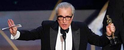 Martin Scorsese recoge el Oscar al Mejor director por el filme &#39;Infiltrados&#39;.