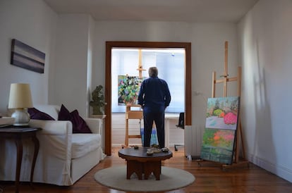 Alberto Mendívil en su estudio en Grado (Asturias).