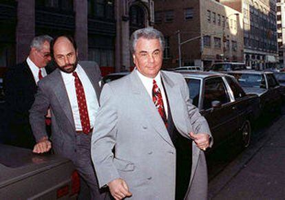 Gotti, junto a su hermano y su abogado, en una imagen de 1990 a su entrada al tribunal que finalmente le condenó a perpetuidad.