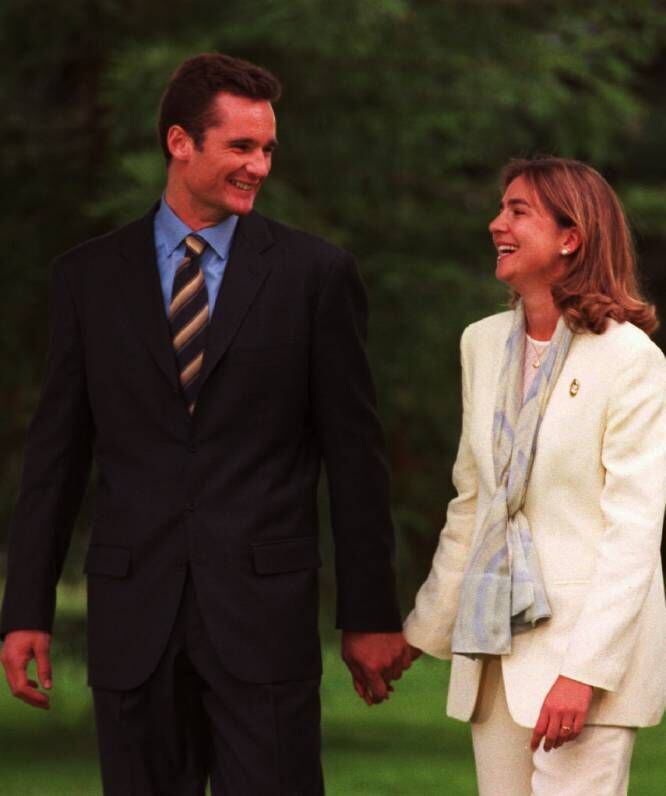 Apenas unos meses después de conocerse, Cristina de Borbón e Iñaki Urdangarin anunciaron su compromiso. En la imagen, la pareja durante el paseo que dieron por los jardines del Palacio de la Zarzuela el día de la petición de mano, el 3 de mayo de 1997.