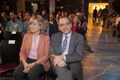 La eurodiputada Pilar del Castillo junto Jorge Rivera, director de Comunicación y Relaciones Institucionales del Grupo Prisa. 