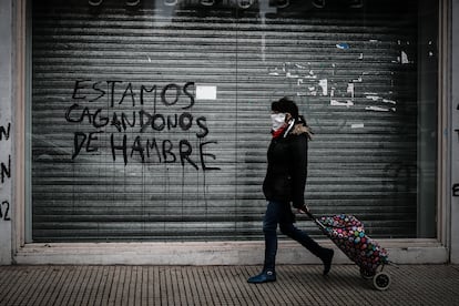 Una mujer pasa delante de un local cerrado por la crisis económica en Buenos Aires, en junio de 2020.