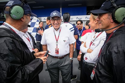 Carmelo Ezpeleta, junto a miembros de su equipo. 