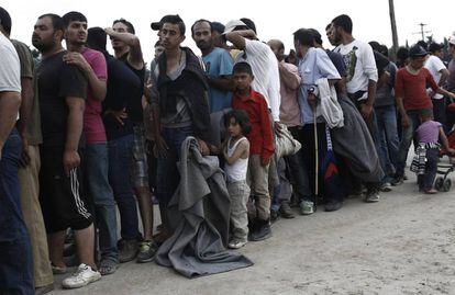 Refugiados hacen cola para obtener le&ntilde;a en Idomeni (Grecia), este martes.