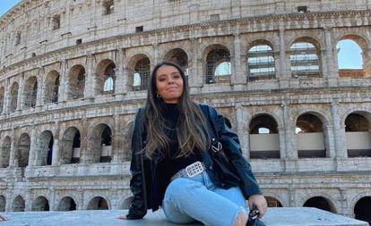 Cristina Santiago, que está de Erasmus en Milán, ante el Coliseo de Roma.