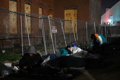 Migrantes acampan por la noche en temperaturas bajo cero en el centro de El Paso, Texas.  