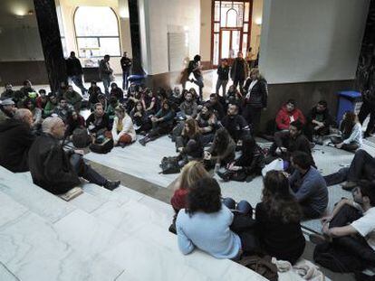 Reunión de estudiantes en el rectorado de la Universitat de València.