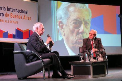 Mario Vargas Llosa presenta su novela 'Cinco Esquinas' en la Feria Internacional del Libro de Buenos Aires