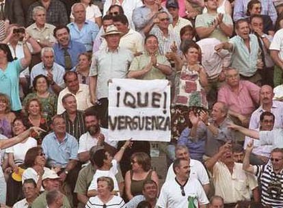 El público de Las Ventas protesta por el segundo toro de una reciente corrida de Antonio Ferrera.