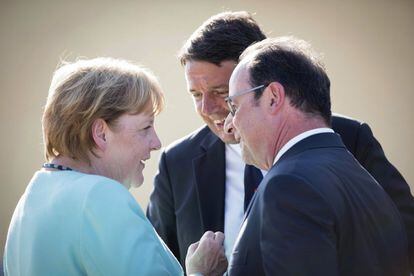 Matteo Renzi junto al presidente de Francia, François Hollande (d), y la canciller de Alemania, Angela Merkel (i), durante su encuentro en la isla Ventotene, Italia, el 22 de agosto de 2016.