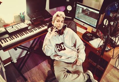 Eskarnia en su estudio.
