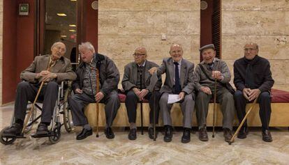 Los veteranos de La Quinta del biber&oacute;n, anoche en el Lliure antes de entrar a la sala a ver &#039;In Memoriam&#039;.