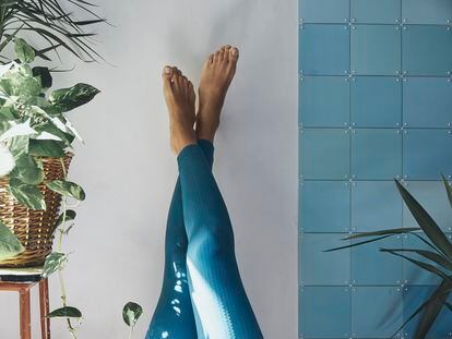 'Legs on wall' (piernas sobre la pared) es la postura de moda en TikTok. ¿Por qué?