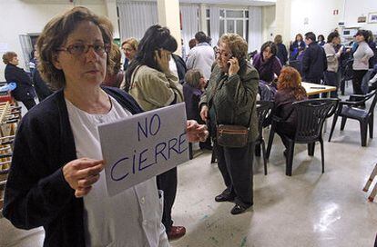 Protesta de los trabajadores de la residencia de ancianos de Carabanchel por el cierre del centro.