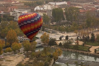 Un globo aeroestático sobrevuela este miércoles Aranjuez, donde entre el 27 y el 29 de noviembre se celebrará la XVIII Copa del Rey de aeroestación.