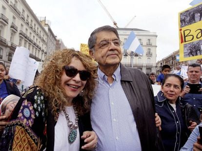 El escritor nicaragüense Sergio Ramírez, junto a la escritora Gioconda Belli, en la concentración en la Puerta del Sol.