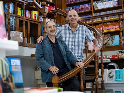 El catedrático de Criminología Vicente Garrido (a la derecha de la imagen) y el penalista y también profesor universitario Virgilio Latorre en la librería Tirant lo Blanc de Valencia.