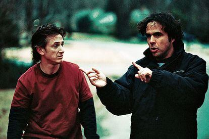 Minucioso y exigente, Alejandro González Iñárritu da indicaciones a Sean Penn en un descanso de la grabación de '21 gramos' (2003).