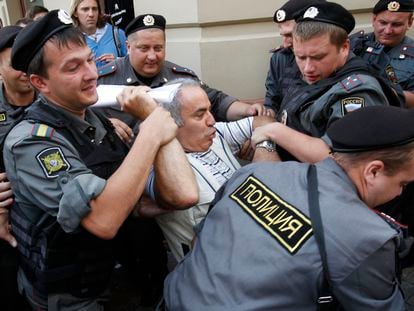 La policía rusa detiene a Kaspárov en Moscú durante una manifestación de opositores a Putin, en 2012.