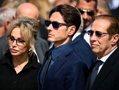 De izquierda a derecha, los hermanos Marina y Pier Silvio Berlusconi, junto al hermano del magnate, Paolo, en el funeral de Silvio Berlusconi, el pasado 14 de junio en Milán.