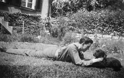 Jerome David Salinger jugando con su perro Benny, en una imagen sin datar.