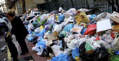 Basura acumulada en una calle de Parla en una de las tres huelgas que la concesionaria del servicio ha realizado desde diciembre.