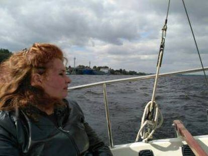 Svetlana Medvédeva en un barco en la zona de Samara.