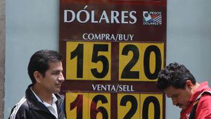 Un banco mexicano muestra el tipo de cambio.