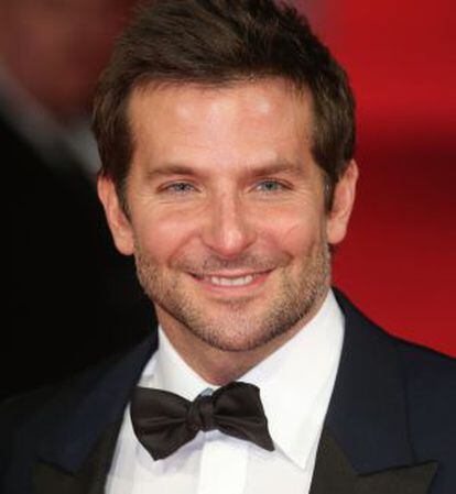 Bradley Cooper sonriendo y oliendo a Bradley Cooper
