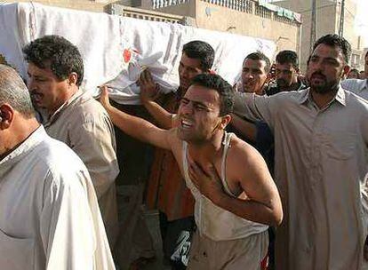 Un hombre iraquí llora durante el funeral de varios estudiantes el martes en Waziriya, al norte de Bagdad