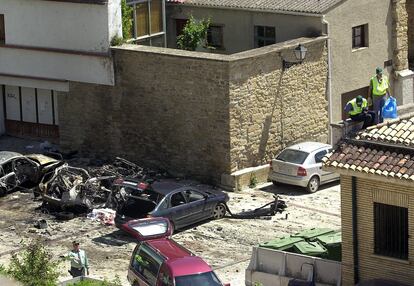 Agentes de la Guardia Civil inspeccionan el lugar del atentado en Sangüesa, en 2003.