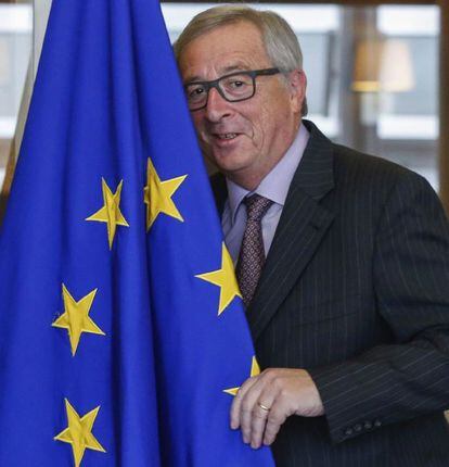 El presidente de la Comisi&oacute;n, Jean-Claude Juncker, posa con la bandera de la UE, el lunes en Bruselas.