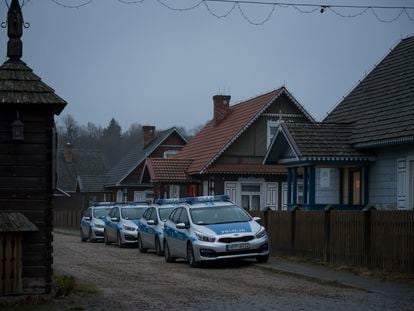 Vehículos policiales aparcados junto a un restaurante de la localidad polaca de Pogorcelze, el domingo.