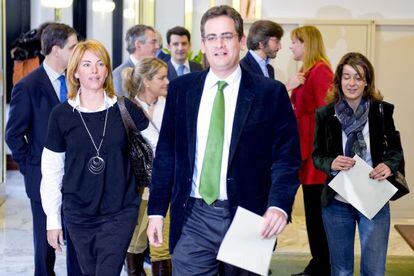 Antonio Basagoiti, entre la presidenta del Parlamento vasco, Arantza Quiroga, (izquierda) y la diputada popular Laura Garrido.