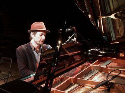 Neil Hannon, durante una actuaci&oacute;n televisiva.