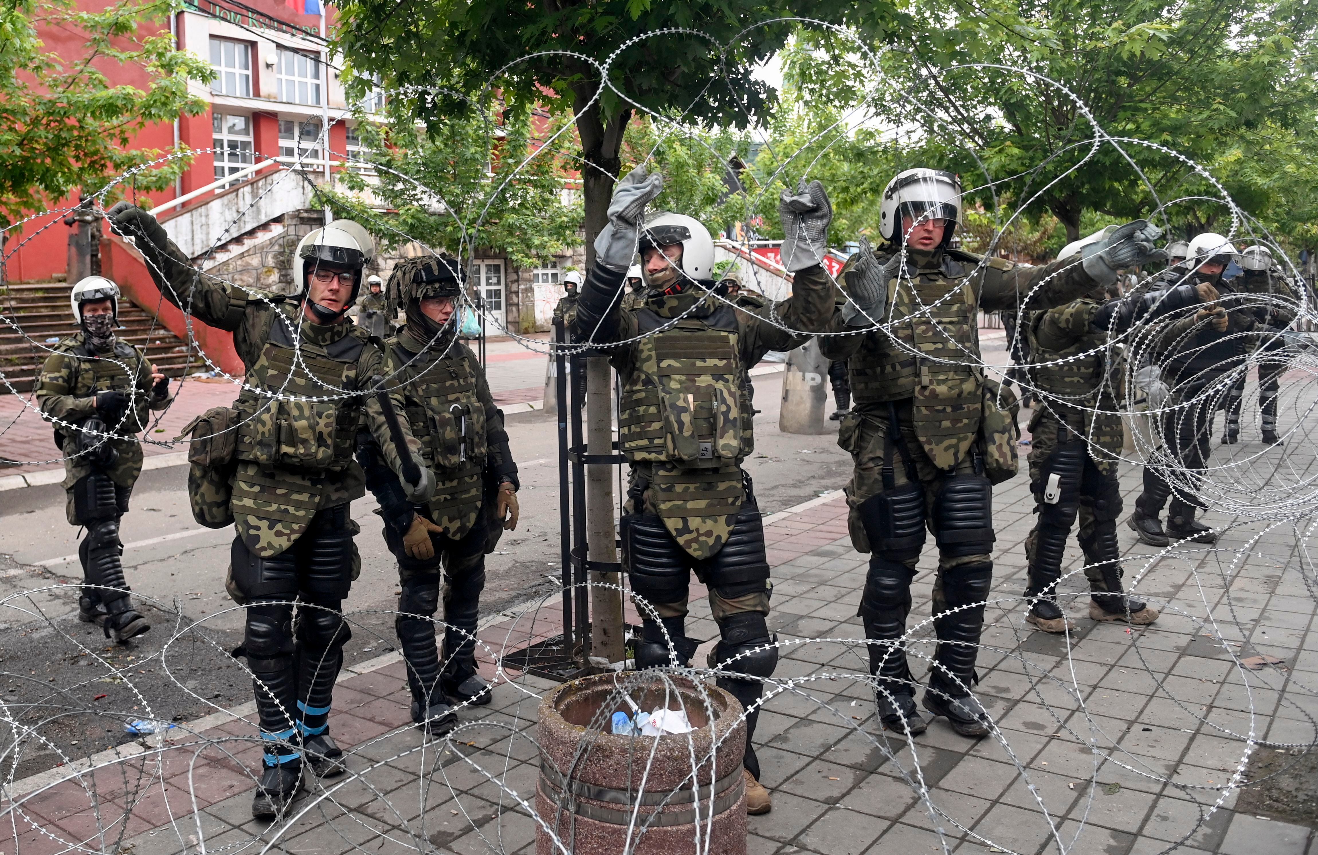 Soldados de la OTAN protegen el Ayuntamiento de Zvecan, en el norte de Kosovo, el 31 de mayo.