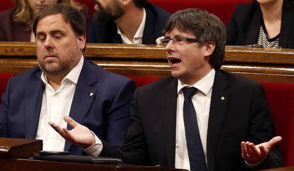 Carles Puigdemont y Oriol Junqueras, en un pleno del Parlament.