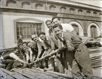 Voluntarios en un campo de trabajo del SUT en Bazán, en 1955.