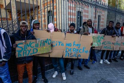 A group of migrants protest in front of the Ombudsman's headquarters.