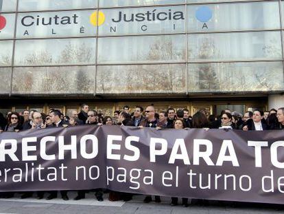 Protesta de los abogados de oficio en Valencia por el impago de su servicio.