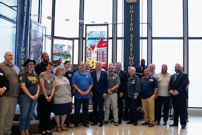 El presidente de Estados Unidos, Joe Biden, con trabajadores del acero en la sede de United Steel Workers en Pittsburgh (Pensilvania).