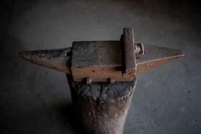 Anvil with which the sculptor Martín Chirino worked in his home in Morata.