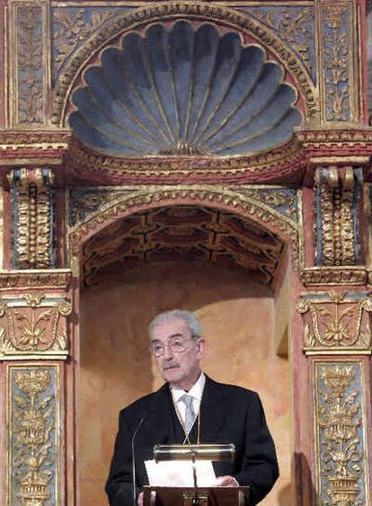 Juan Gelman lee su discurso tras recibir el Premio Cervantes