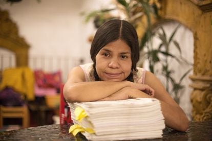 Retrato de Aida Mulato Salinas, victima de abuso sexual, apoyada sobre la carpeta de su caso, Colonia Roma CDMX
